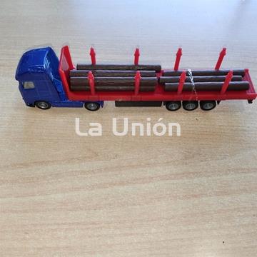 Camión con remolque y troncos - Imagen 2