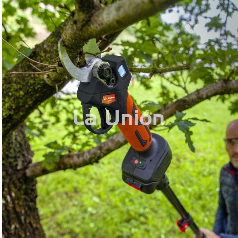 KIT TIJERA + SIERRA + PROLONGA TELESCOPICA + 2 BATERIAS + CARGADOR + HERRAMIENTAS MANTENIMIENTO - Imagen 2