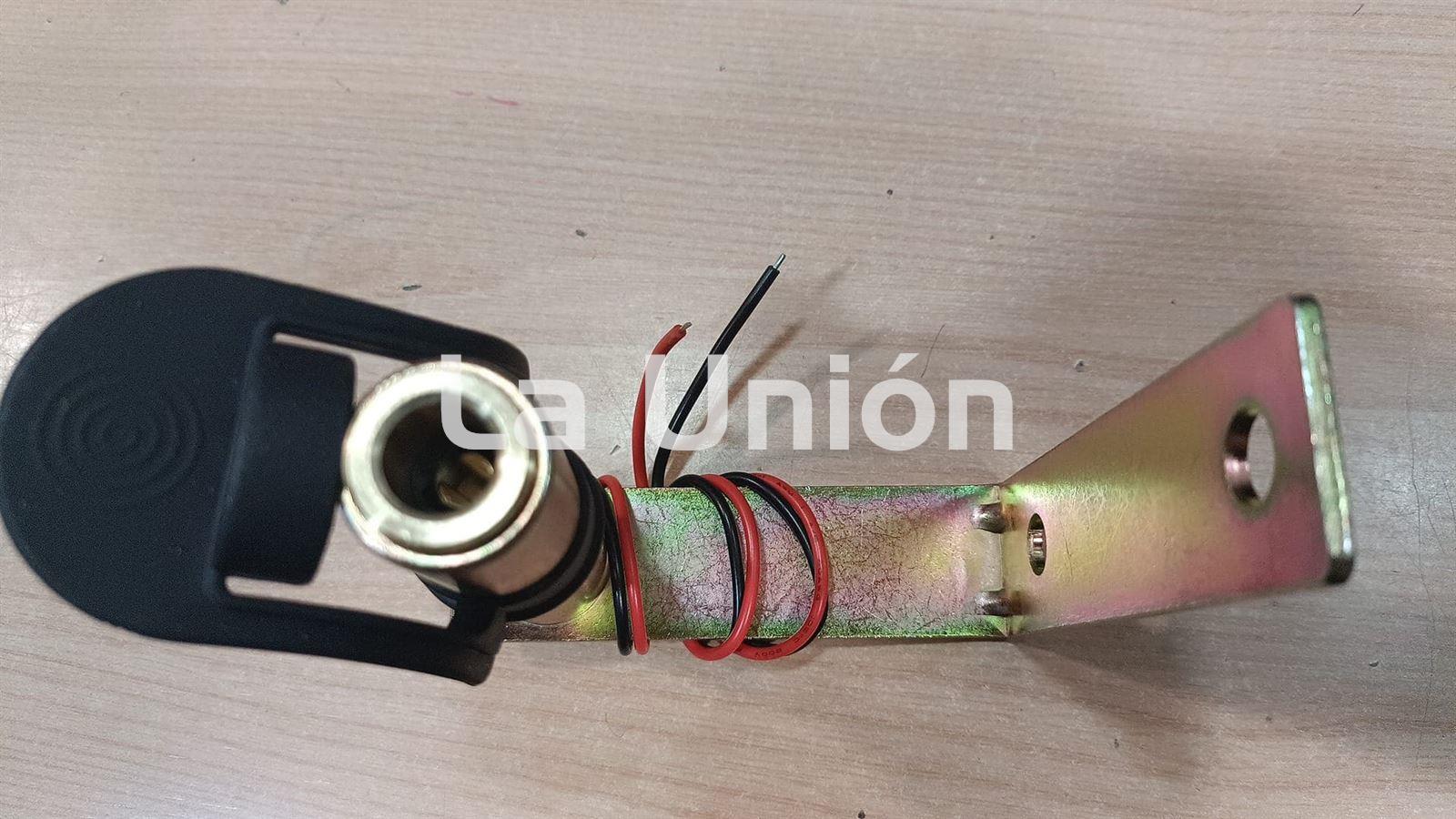 SOPORTE FAROLILLO CON CHAPA PARA ATORNILLAR - Imagen 3